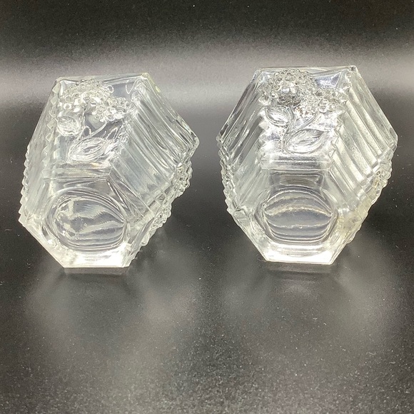 Vintage crystal salt and pepper shakers - Picture 2 of 5